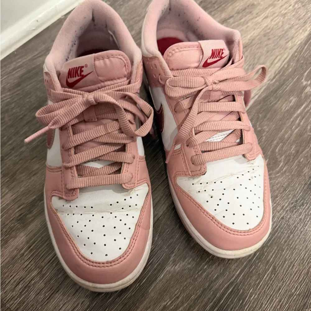 Nike Low-Top Sneakers in Dusty Pink and Red Logo - Picture 2 of 7